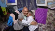 محافظ السويس يزور منزل شاب من ذوي الهمم ويحل مشكلته فوراً