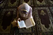 أمين الإفتاء يوضح حكم قراءة القرآن أثناء ارتداء الحذاء