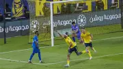 النصر يتعادل مع الهلال ويؤجل حسم لقب دوري روشن
