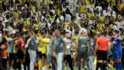 مشهد مؤسف.. اشتباكات بالعصي والزجاجات في ديربي الرياض بين النصر والهلال