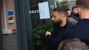 محمد صلاح يغادر حفل وداعه في ليفربول مبكراً وبدا منزعجاً