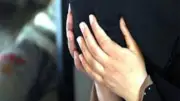 أم تحاول خنق طفلها بعد أن شاهدها في وضع مخل مع عمه في الدقهلية