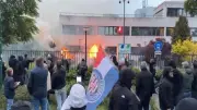 متظاهرون غاضبون يضرمون النار بملجأ للاجئين في هولندا ويمنعون الإطفاء من الإنقاذ