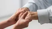 كيف يحمي القانون الجديد كبار السن من العنف والإهمال؟