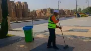 رئيس مدينة الأقصر يتابع أعمال النظافة وترميم الأرصفة والصيانة