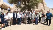 وزير السياحة يلتقي سائحين ألمان وفرنسيين بمعبد الرامسيوم بالأقصر