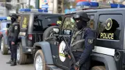 القبض على متهم بإلقاء القمامة أسفل منزل سيدة والتعدي عليها بالسب في الإسكندرية