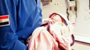 مسعف وفني قيادة يساعدان سيدة بدوية على الولادة داخل سيارة إسعاف في قرية نائية
