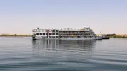 الشركة البورسعيدية تنهي صيانة وإنزال الفندق العائم قصر إبريم ببحيرة ناصر