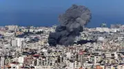 غموض حول مصير المستهدف في غارة إسرائيلية على مبنى سكني بغزة
