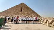 منتخب المجر للشباب لكرة اليد يزور الأهرامات في جولة تاريخية