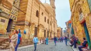 محافظ القاهرة: رفع كفاءة شارع المعز بالتنسيق مع الآثار دون أي إزالات