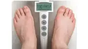 عادة شائعة بعد الأكل تسبب زيادة الوزن وتحذير من النوم مباشرة