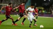 روح رياضية عالية.. لاعبو اتحاد العاصمة يواسون الزمالك بعد خسارة الكونفدرالية