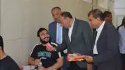 نائب رئيس جامعة الأزهر يوزع المياه والبسكويت على طلاب طب أسنان أسيوط