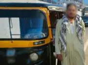 توك توك يثير الجدل في القاهرة باتهامات بالتحرش ومحاولة دهس