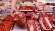 قبل عيد الأضحى.. أيهما أفضل لشراء اللحوم: السوبر ماركت أم الجزار؟
