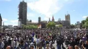 مظاهرات حاشدة في لندن وسط أنباء عن استقالة مرتقبة لرئيس الوزراء