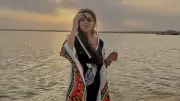 ناهد السباعي تشارك جمهورها إطلالة صيفية من أمام البحر
