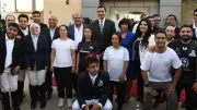 وزير الرياضة يداعب بطلاً من ذوي الهمم: بدلتك أشيك مني