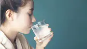 تأثير شرب الماء البارد على الجسم: فوائد ومخاطر