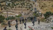 قوات إسرائيلية تشن حملة مداهمة لمنازل في قرية العشة بريف القنيطرة جنوبي سوريا