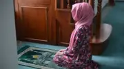 هل الصلاة بالمناكير جائزة؟ أمين الإفتاء يوضح الحكم الشرعي