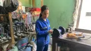 نانسي طالبة ثانوي بالمنيا تتقن مهن الرجال في ورشة كهرباء