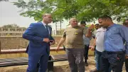 محافظ أسيوط يتفقد تركيب مقاعد خشبية على كورنيش الجامعة