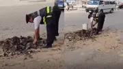 شرطي مرور يزيل الأسفلت المتكسر بنفسه لتيسير حركة المواطنين في الشرقية