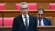 وزير النيابية يدافع عن أداء الحكومة في التواصل مع البرلمان