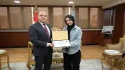 محافظ الغربية يكرم طالبة حصلت على المركز الثاني عالميًا في الروبوتات