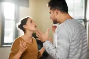صراعات البيت: أسباب المشاكل الأسرية بين الآباء والأمهات