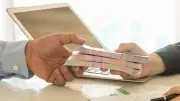 خبير اقتصادي: العشوائية في منح القروض تهدد الاقتصاد الوطني