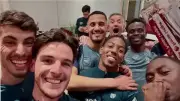 لاعبو آرسنال يحتفلون بجنون بعد التتويج بلقب الدوري الإنجليزي رسمياً