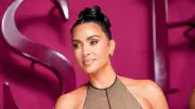 كيم كارداشيان تطلب تعويضاً رمزياً من لصوص مجوهراتها في باريس