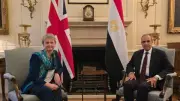 وزير الخارجية يبحث مع نظيرته البريطانية تعزيز العلاقات والتطورات الإقليمية