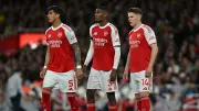 نجم آرسنال يسخر من مشجع مانشستر سيتي الشهير بزجاجة الدموع