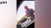 سائق ميكروباص يعتدي بالضرب على مُسن صائم ويثير بكائه (فيديو)