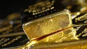 الذهب يتراجع عالميًا لأدنى مستوى في شهرين مع قوة الدولار