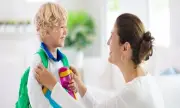 الدكتور محمد المهدي: تقليد الطفل لأمه سلوك طبيعي يعزز النمو النفسي