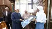 الطلاب الوافدون يهدون شيخ الأزهر لوحة تذكارية تعبيرًا عن محبتهم وتقديرهم
