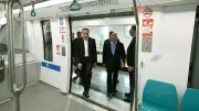 رئيس الوزراء يتفقد مونوريل شرق النيل ويستقل إحدى قطاراته