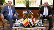 وزير الطيران يبحث مع سفير بلجيكا تعزيز الربط الجوي بين البلدين