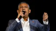 محكمة تركية تعزل أوزغور أوزيل من رئاسة حزب الشعب الجمهوري وتعيد كليتشدار أوغلو