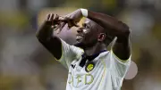 ساديو ماني تميمة حظ النصر في دوري روشن برقم مميز
