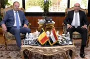 وزير الطيران المدني يبحث مع سفير بلجيكا تعزيز الربط الجوي بين البلدين