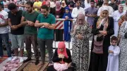 الأزهر للفتوى يحذر من وقوف النساء إلى جانب الرجال في صلاة العيد
