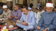 محافظ سوهاج يؤدي صلاة الجمعة بمسجد العارف بالله ويتبادل التهاني بعيد الأضحى