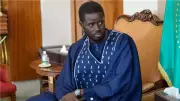 الرئيس السنغالي يقيل رئيس الوزراء ويحل الحكومة وسط أزمة سياسية